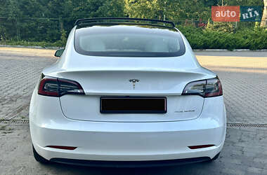 Седан Tesla Model 3 2022 в 