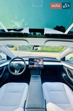 Седан Tesla Model 3 2022 в 