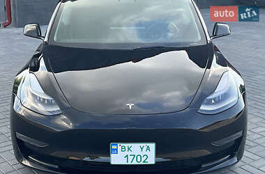 Седан Tesla Model 3 2022 в 