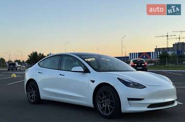 Седан Tesla Model 3 2022 в 