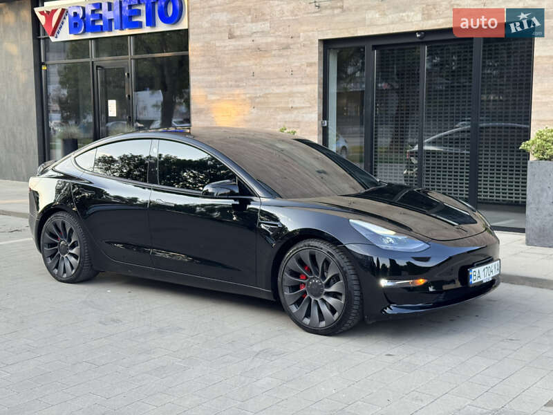 Седан Tesla Model 3 2022 в Ужгороді