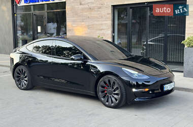 Седан Tesla Model 3 2022 в 