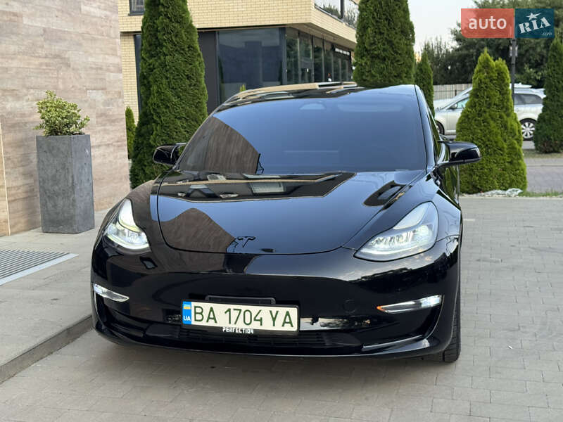 Седан Tesla Model 3 2022 в Ужгороді