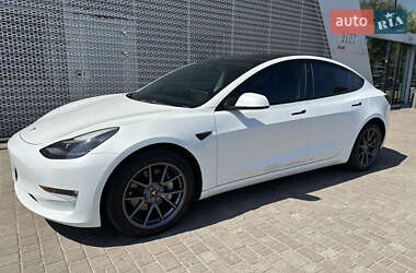 Седан Tesla Model 3 2022 в 