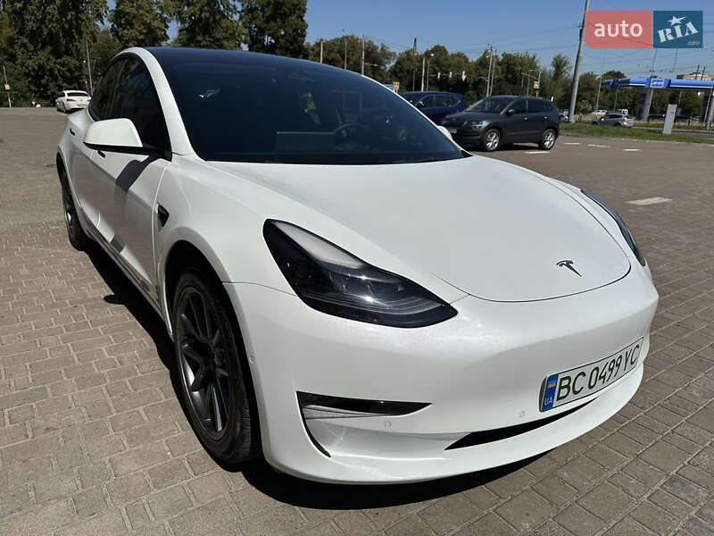 Седан Tesla Model 3 2022 в Львові