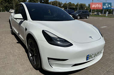 Седан Tesla Model 3 2022 в 
