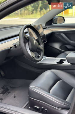 Седан Tesla Model 3 2022 в 