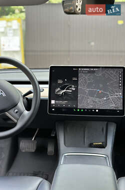 Седан Tesla Model 3 2022 в 