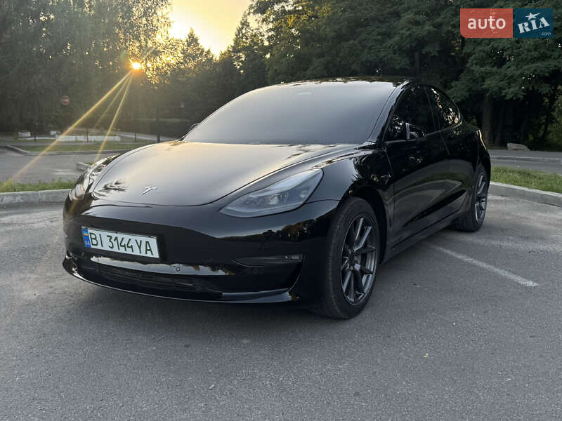 Седан Tesla Model 3 2022 в 