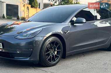 Седан Tesla Model 3 2022 в 