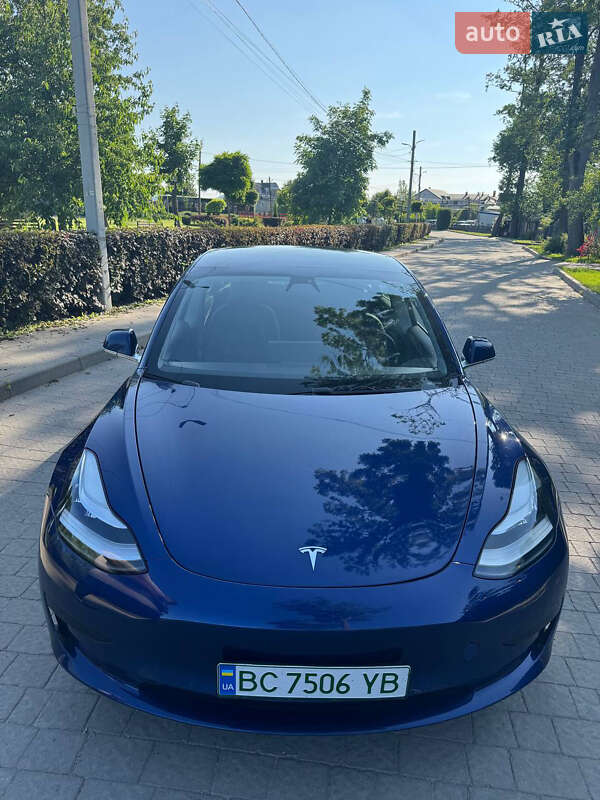 Седан Tesla Model 3 2019 в Львове