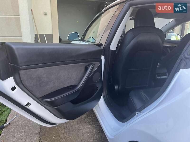 Седан Tesla Model 3 2022 в Тлумаче