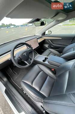Седан Tesla Model 3 2023 в 
