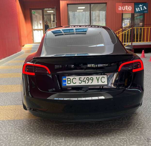 Седан Tesla Model 3 2019 в Львові