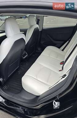 Седан Tesla Model 3 2022 в 