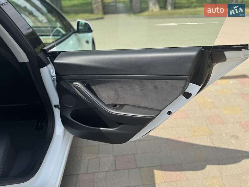 Седан Tesla Model 3 2022 в Стрые