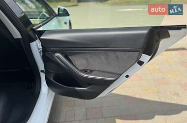 Седан Tesla Model 3 2022 в 