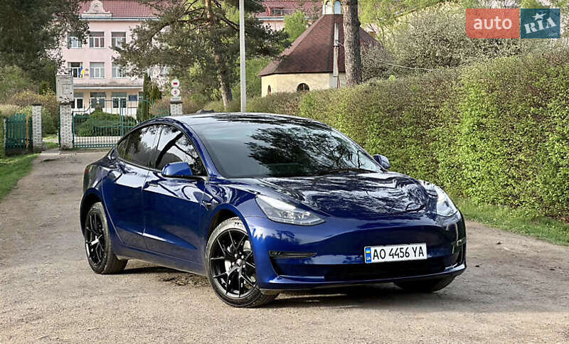 Седан Tesla Model 3 2022 в 