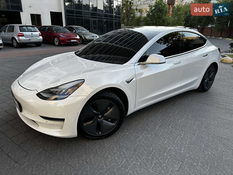 Седан Tesla Model 3 2019 в Львові