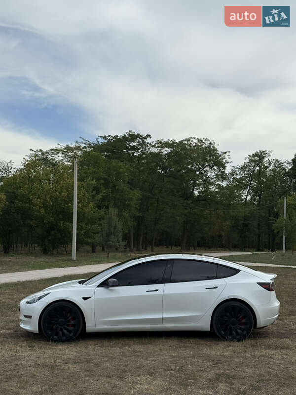 Седан Tesla Model 3 2022 в Кропивницком