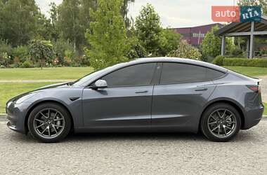 Седан Tesla Model 3 2022 в 