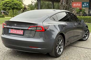 Седан Tesla Model 3 2022 в 