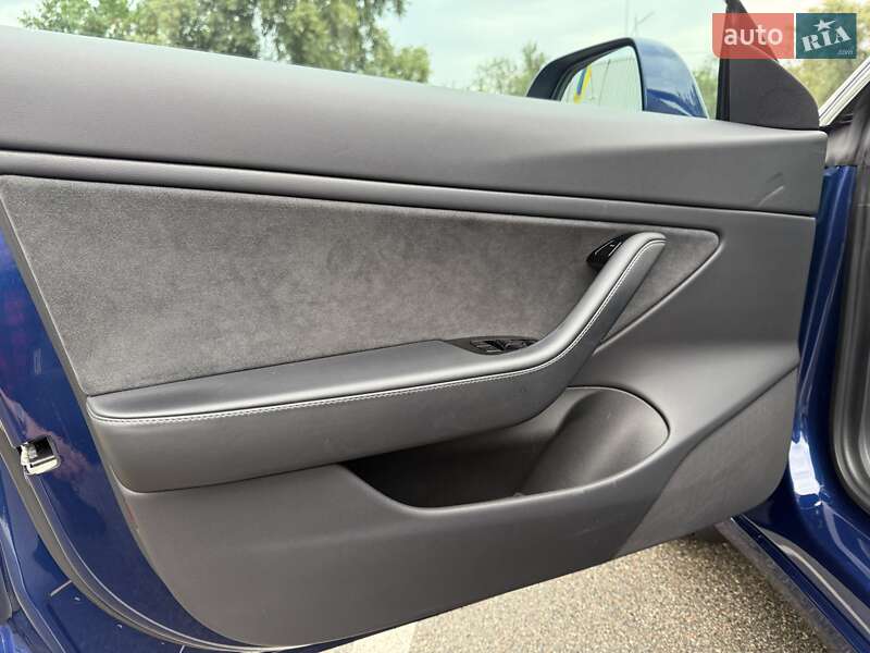 Седан Tesla Model 3 2019 в Киеве