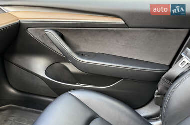 Седан Tesla Model 3 2022 в 