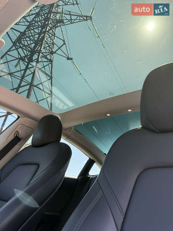 Седан Tesla Model 3 2023 в Чернівцях