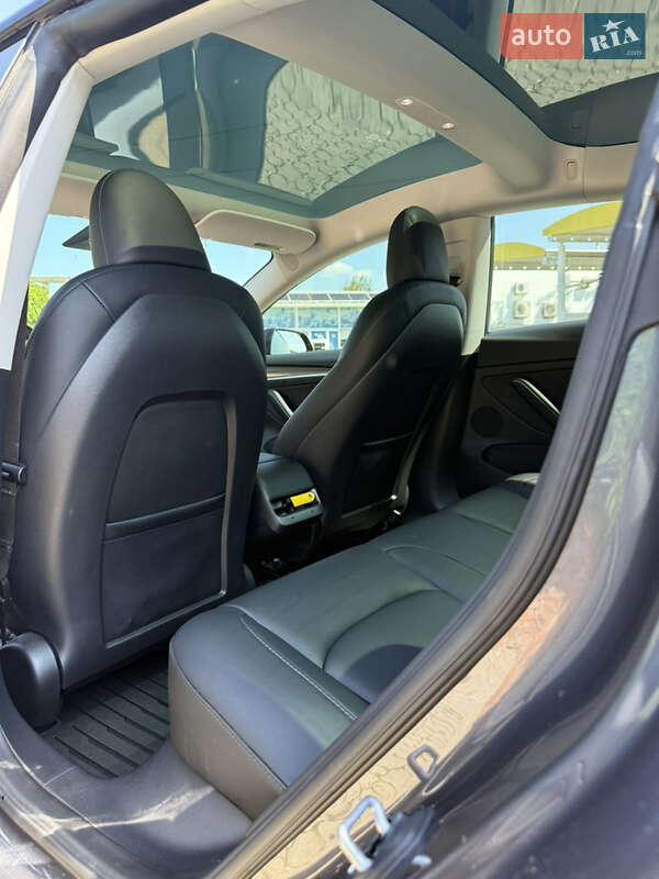 Седан Tesla Model 3 2023 в Чернівцях
