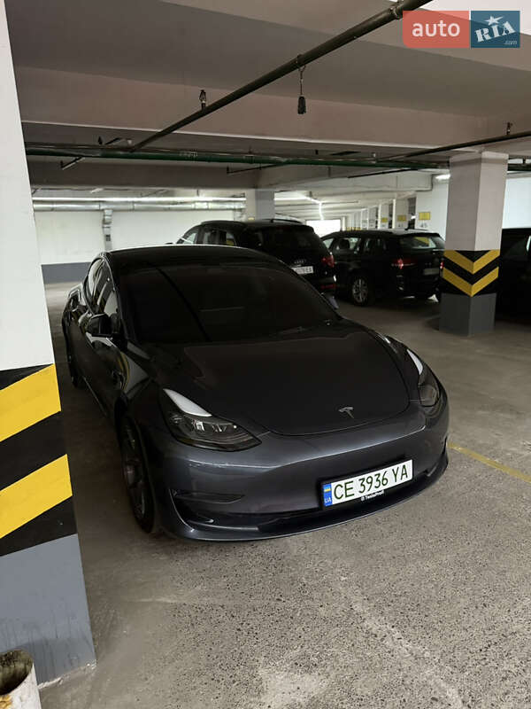 Седан Tesla Model 3 2023 в Чернівцях