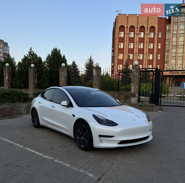 Седан Tesla Model 3 2022 в 