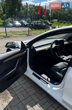 Седан Tesla Model 3 2022 в 
