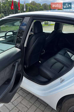 Седан Tesla Model 3 2022 в 
