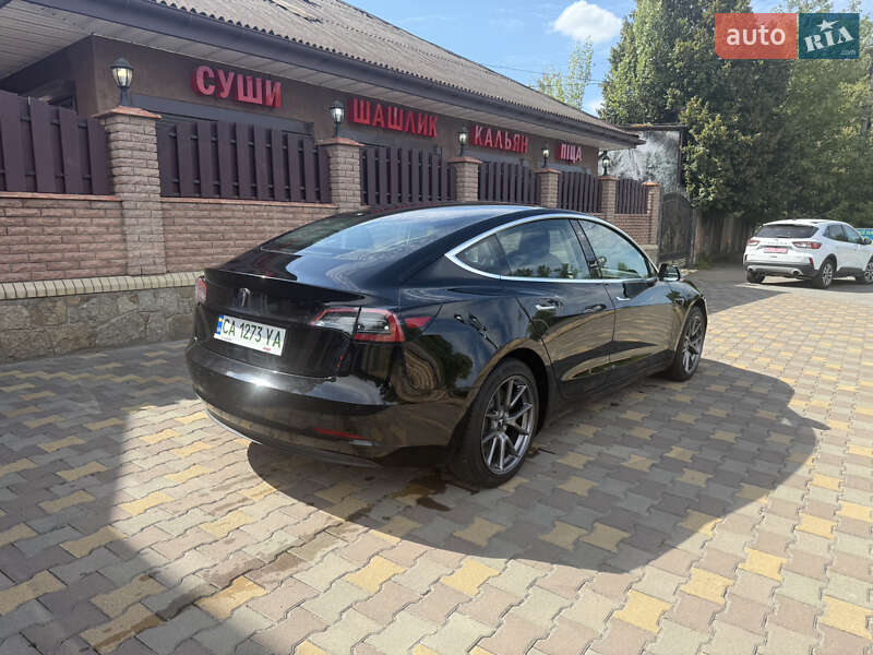 Седан Tesla Model 3 2018 в Умані