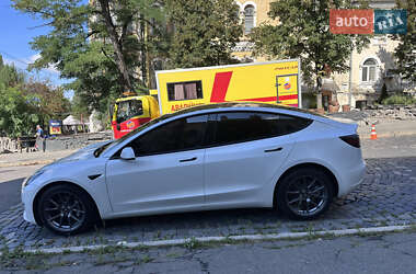 Седан Tesla Model 3 2022 в 