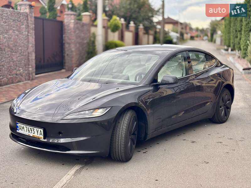 Седан Tesla Model 3 2024 в 