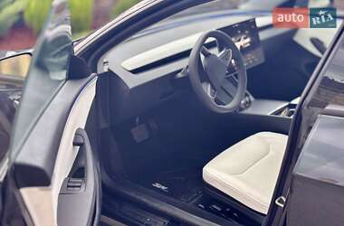 Седан Tesla Model 3 2024 в 