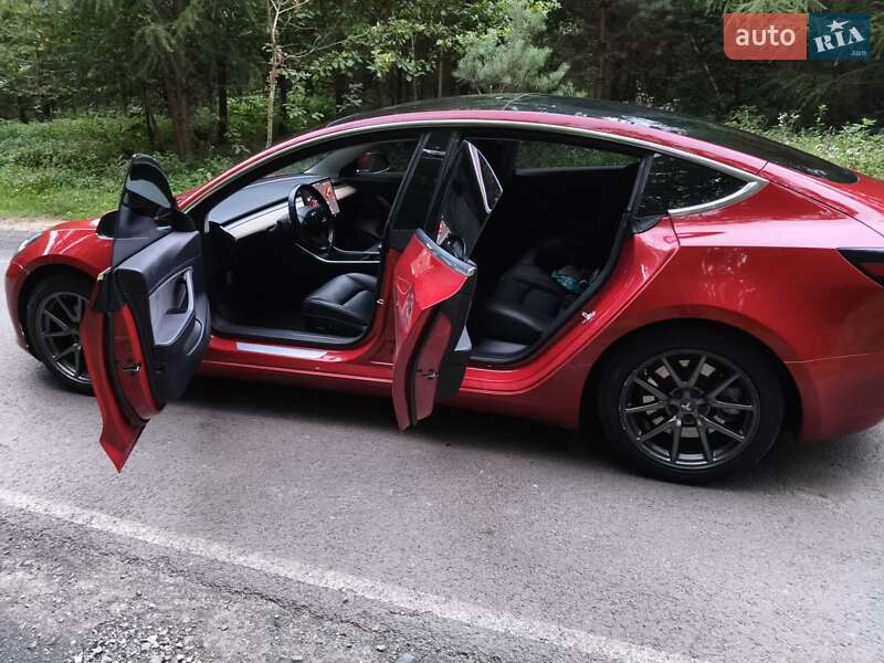 Седан Tesla Model 3 2018 в Луцке