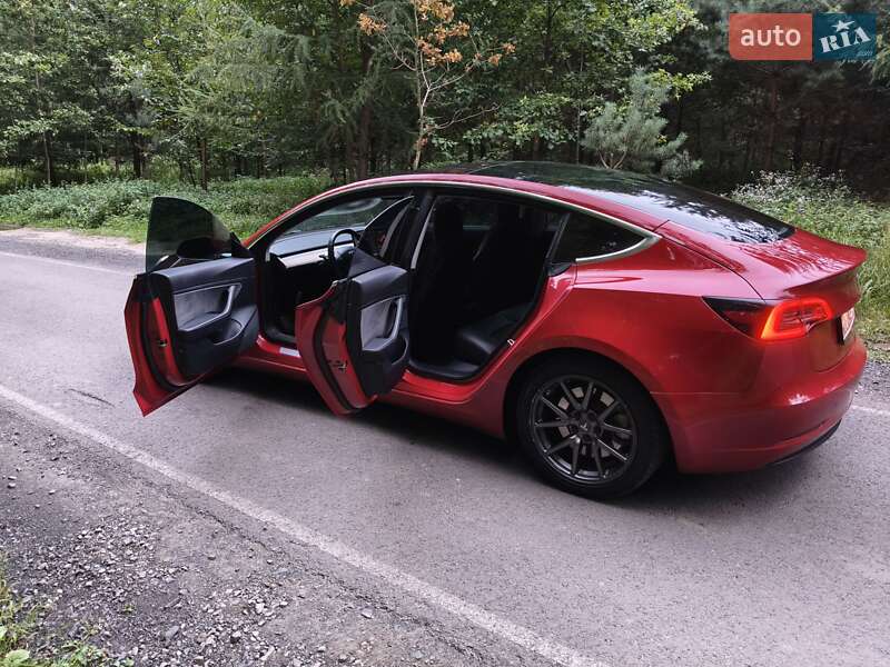 Седан Tesla Model 3 2018 в Луцке