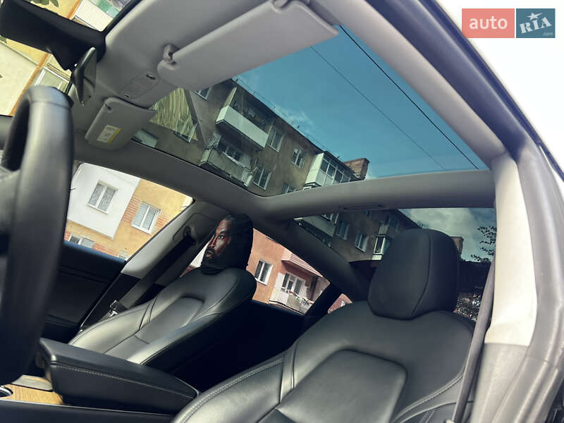 Седан Tesla Model 3 2020 в Рівному