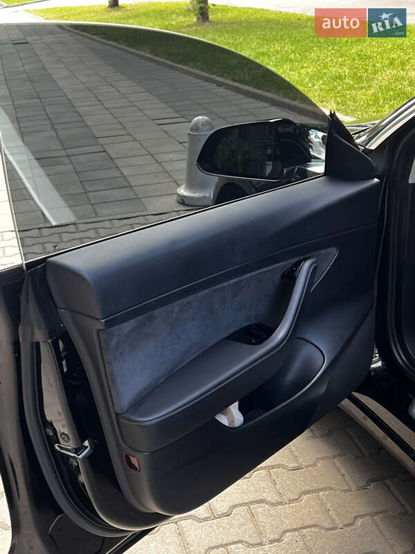 Седан Tesla Model 3 2020 в Рівному
