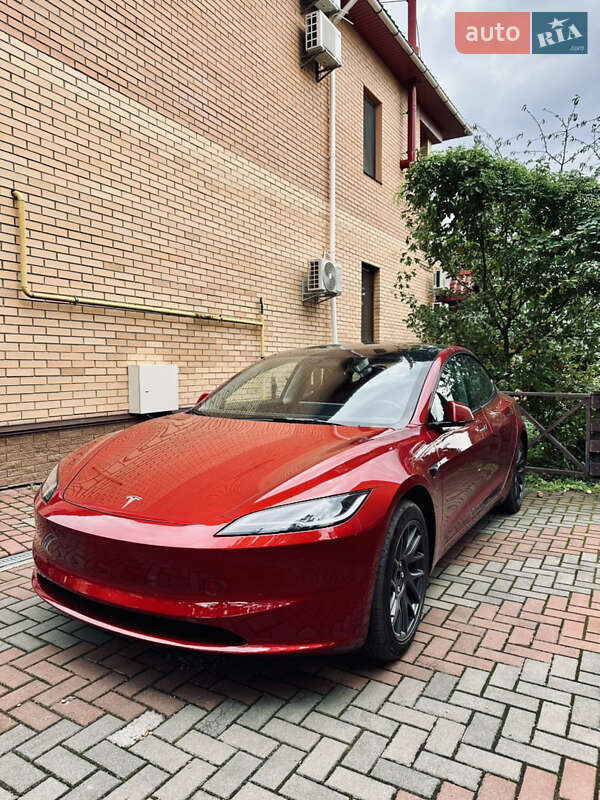 Седан Tesla Model 3 2024 в 