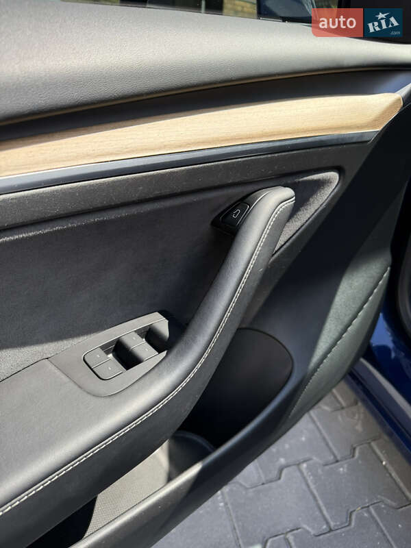 Седан Tesla Model 3 2021 в Виннице