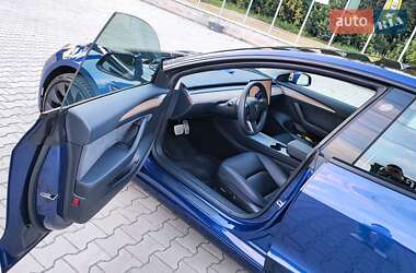 Седан Tesla Model 3 2023 в 