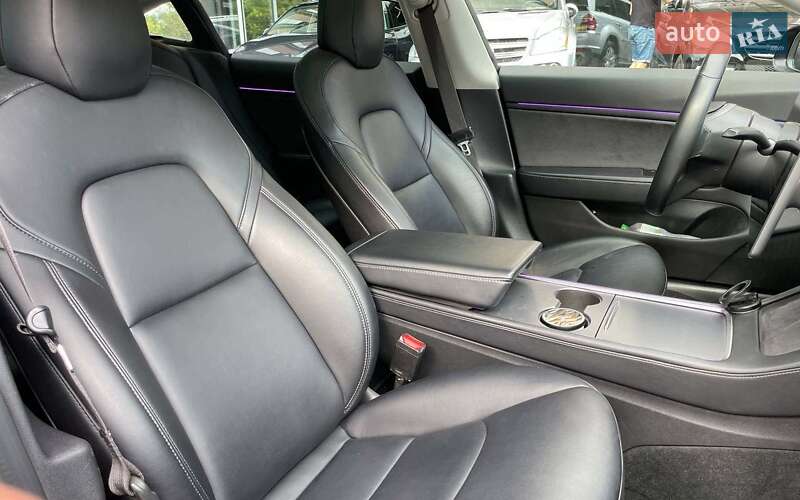 Седан Tesla Model 3 2018 в Чернівцях