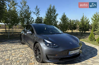 Седан Tesla Model 3 2022 в 