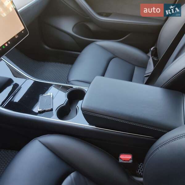 Седан Tesla Model 3 2019 в Тернополі