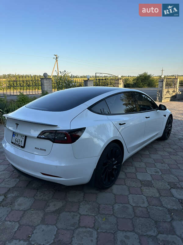 Седан Tesla Model 3 2021 в Южноукраїнську