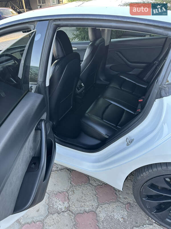 Седан Tesla Model 3 2021 в Южноукраїнську